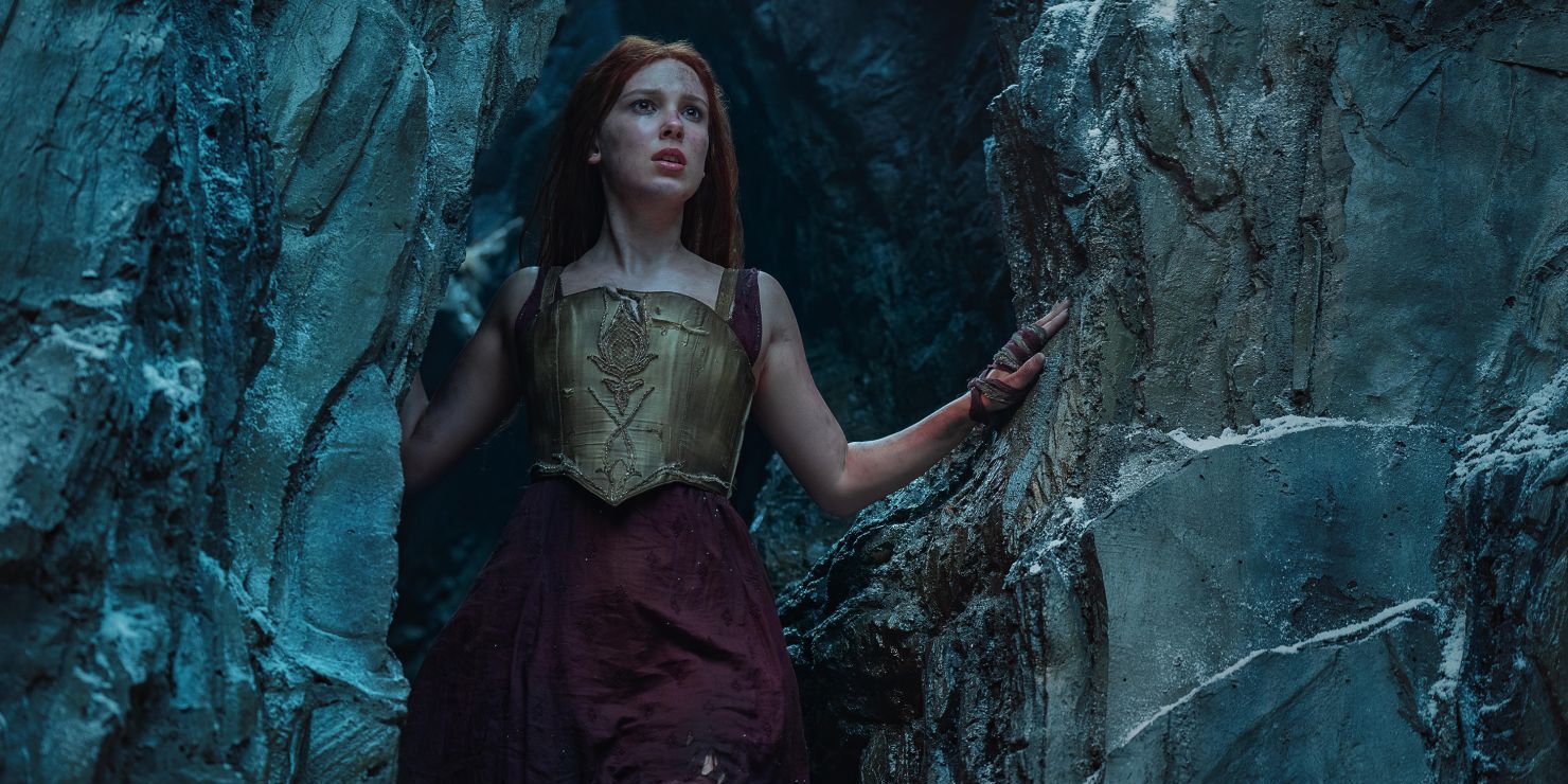 Elodie se uita peste o stanca in Damsel