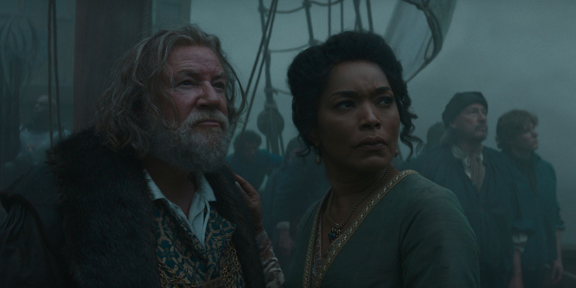 Lord si Lady Bayford se uita in timp ce stau pe puntea unei nave care navigheaza prin ceata in Damsel