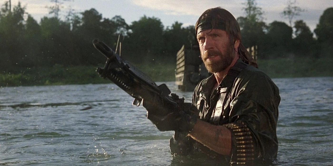 Chuck Norris in rolul colonelului James Braddock, mergand printr-un rau in timp ce poarta o pusca