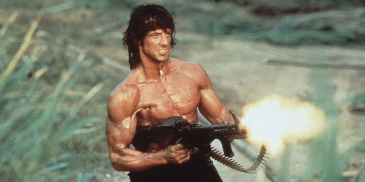 Sylverster Stallone in rolul lui Rambo, fara camasa si tragand cu o mitraliera