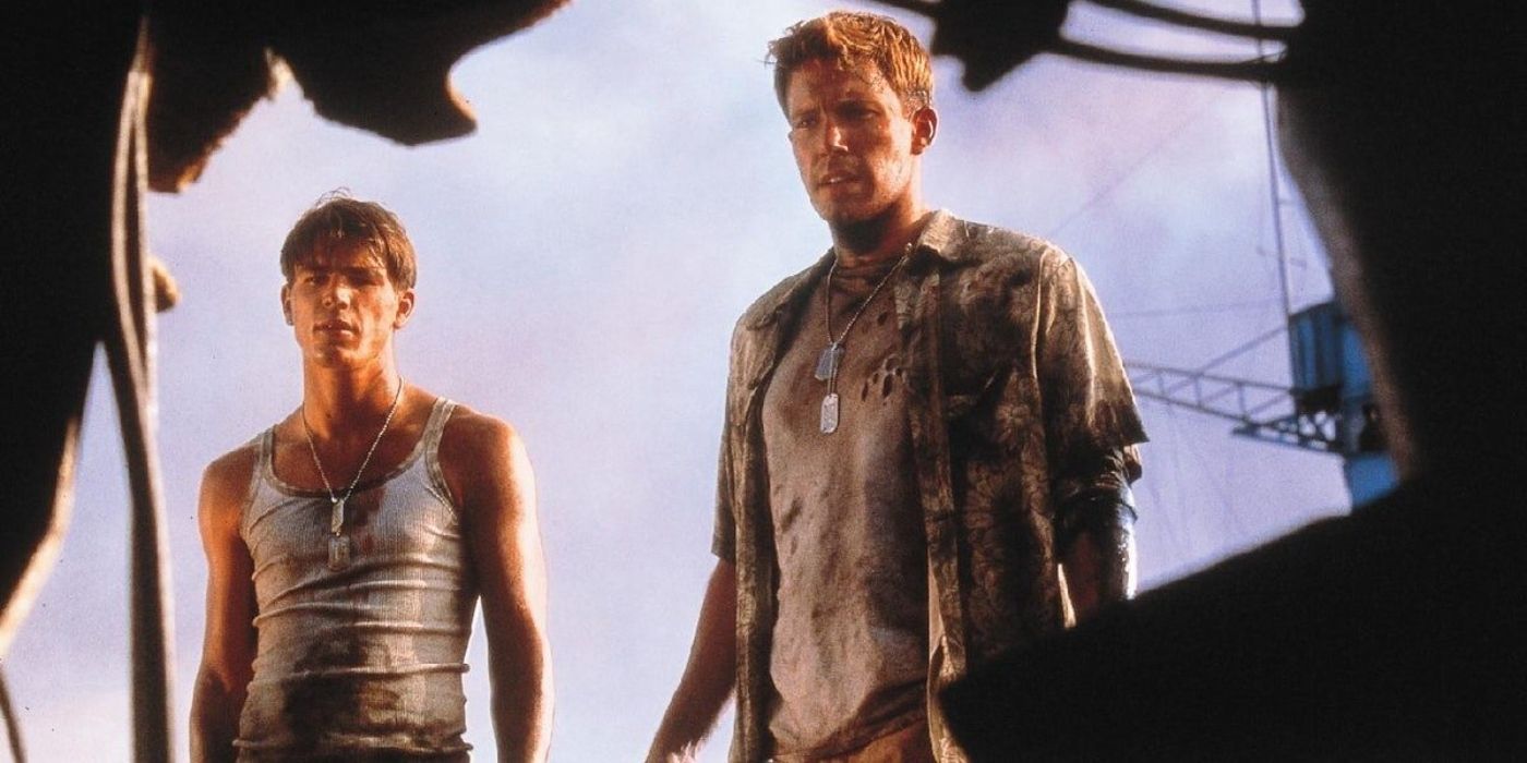 Ben Affleck in rolul capitanului Rafe si Josh Hartnett in rolul capitanului Danny, uitandu-se la epave